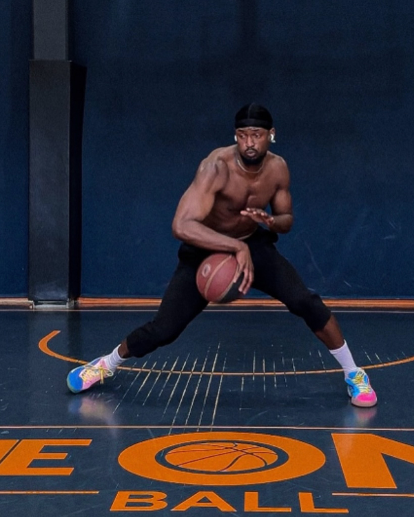 L’entraîneur joue au basketball.